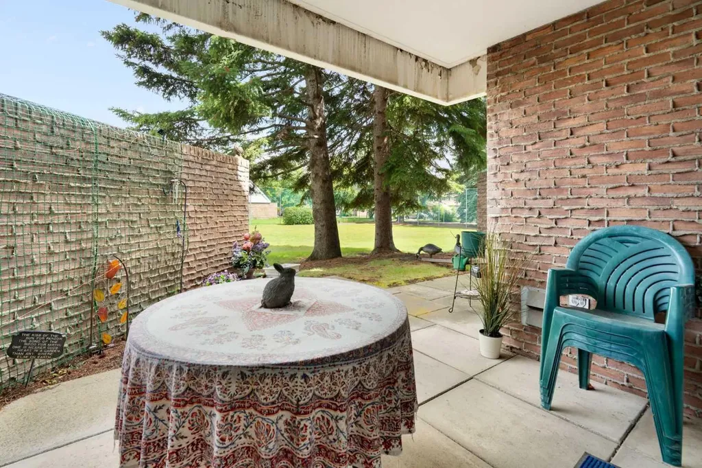 202 Braeglen Close SW Calgary AB T2W 2B1