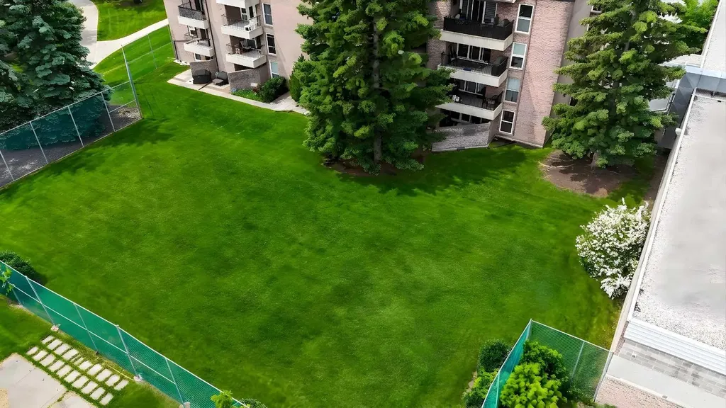 202 Braeglen Close SW Calgary AB T2W 2B1