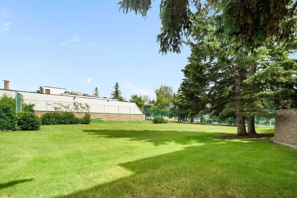 202 Braeglen Close SW Calgary AB T2W 2B1