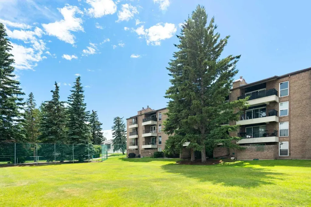 202 Braeglen Close SW Calgary AB T2W 2B1