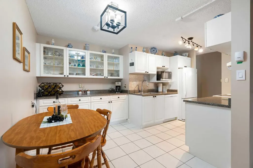 202 Braeglen Close SW Calgary AB T2W 2B1