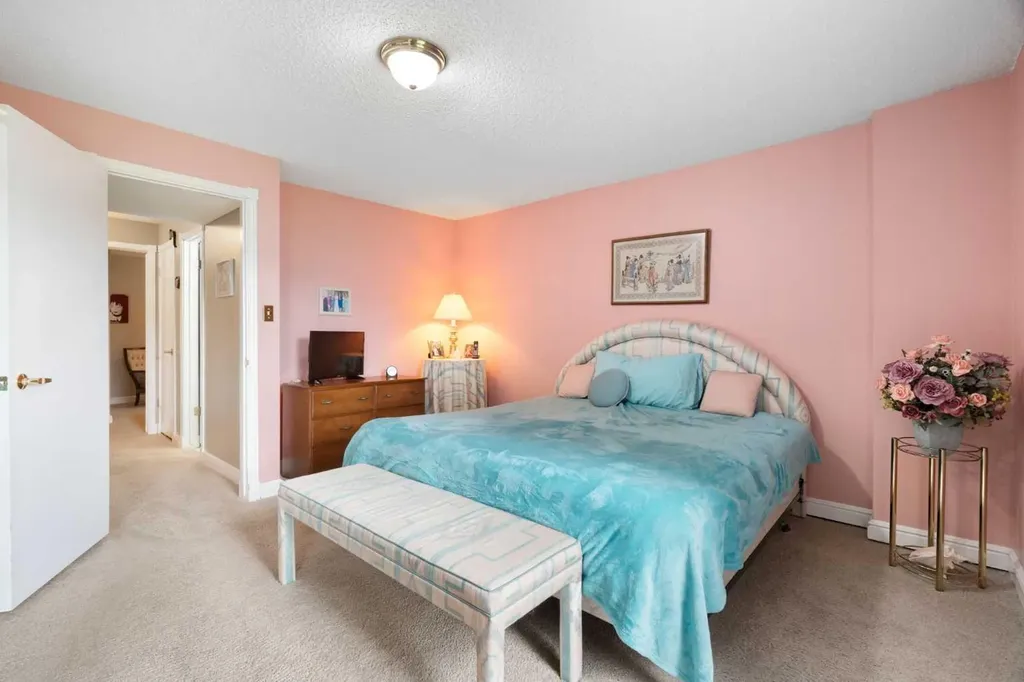 202 Braeglen Close SW Calgary AB T2W 2B1