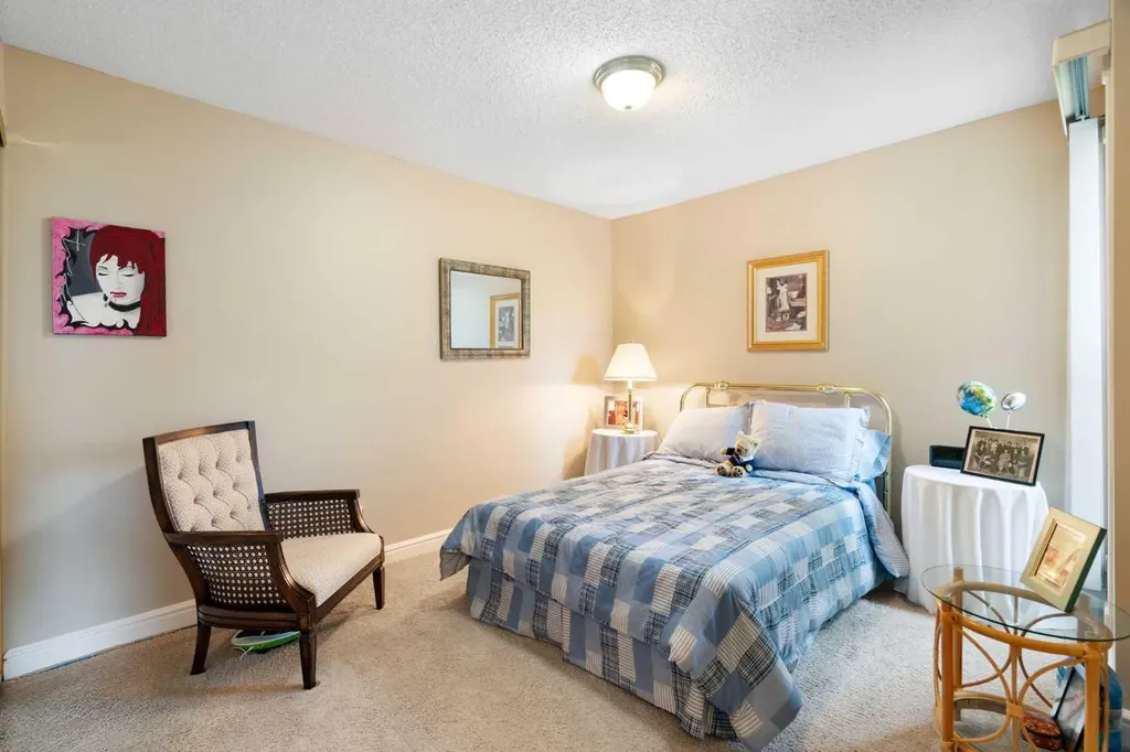 202 Braeglen Close SW Calgary AB T2W 2B1