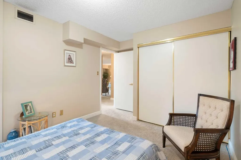 202 Braeglen Close SW Calgary AB T2W 2B1