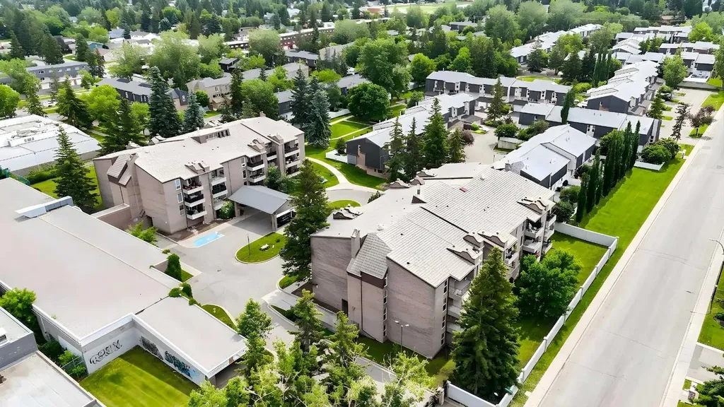 202 Braeglen Close SW Calgary AB T2W 2B1