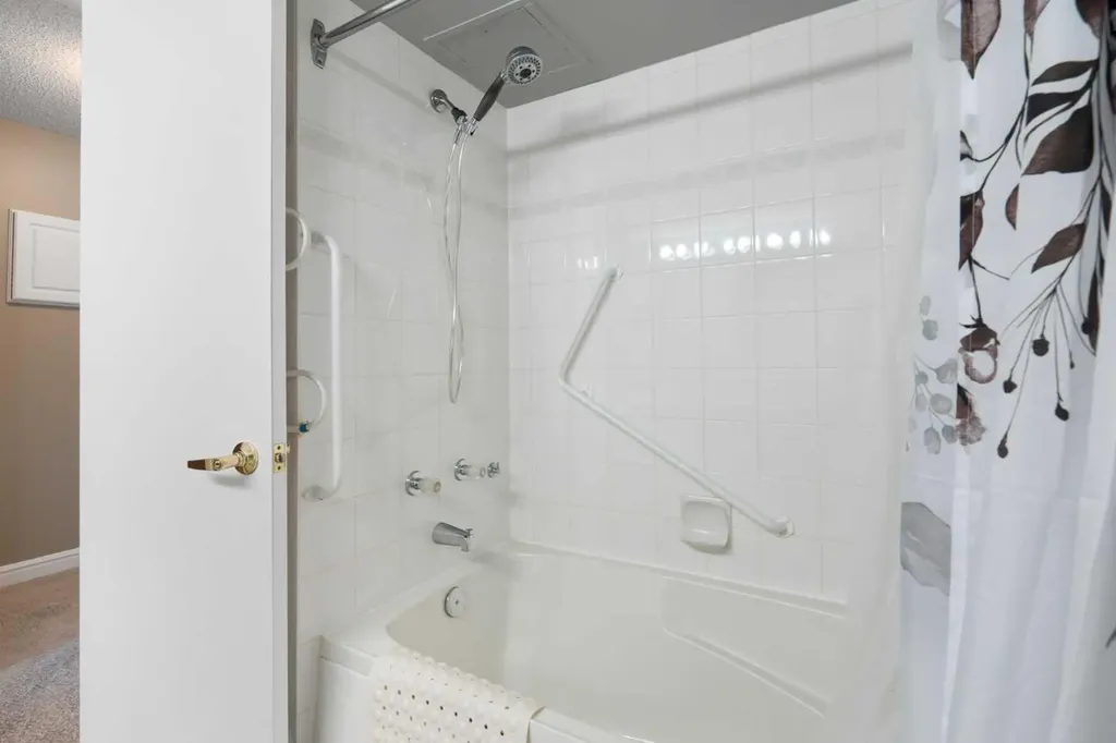 202 Braeglen Close SW Calgary AB T2W 2B1