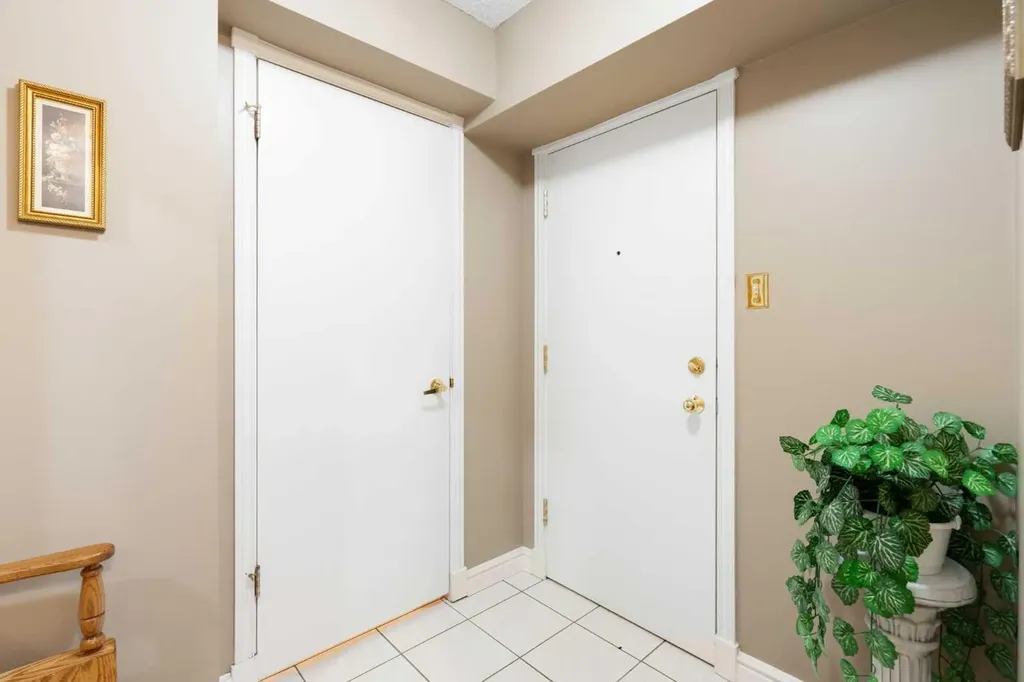 202 Braeglen Close SW Calgary AB T2W 2B1