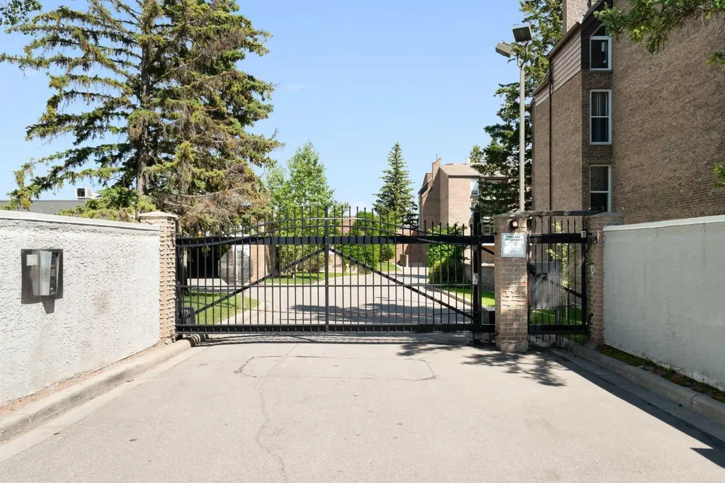 202 Braeglen Close SW Calgary AB T2W 2B1