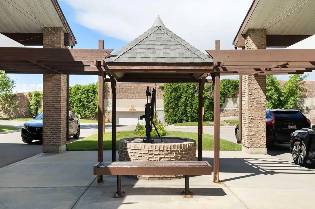 202 Braeglen Close SW Calgary AB T2W 2B1
