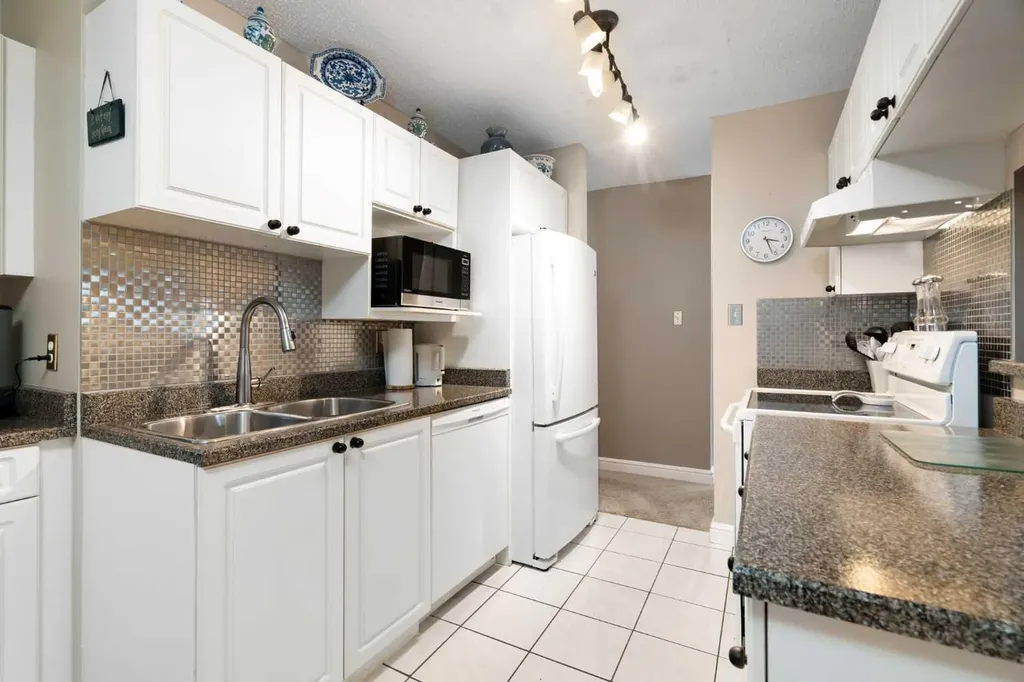 202 Braeglen Close SW Calgary AB T2W 2B1