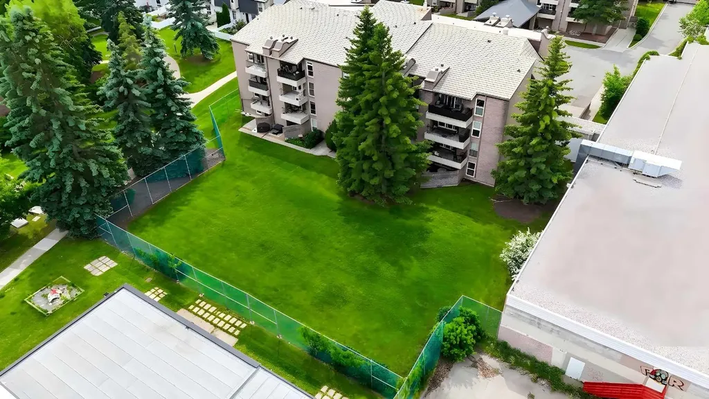 202 Braeglen Close SW Calgary AB T2W 2B1