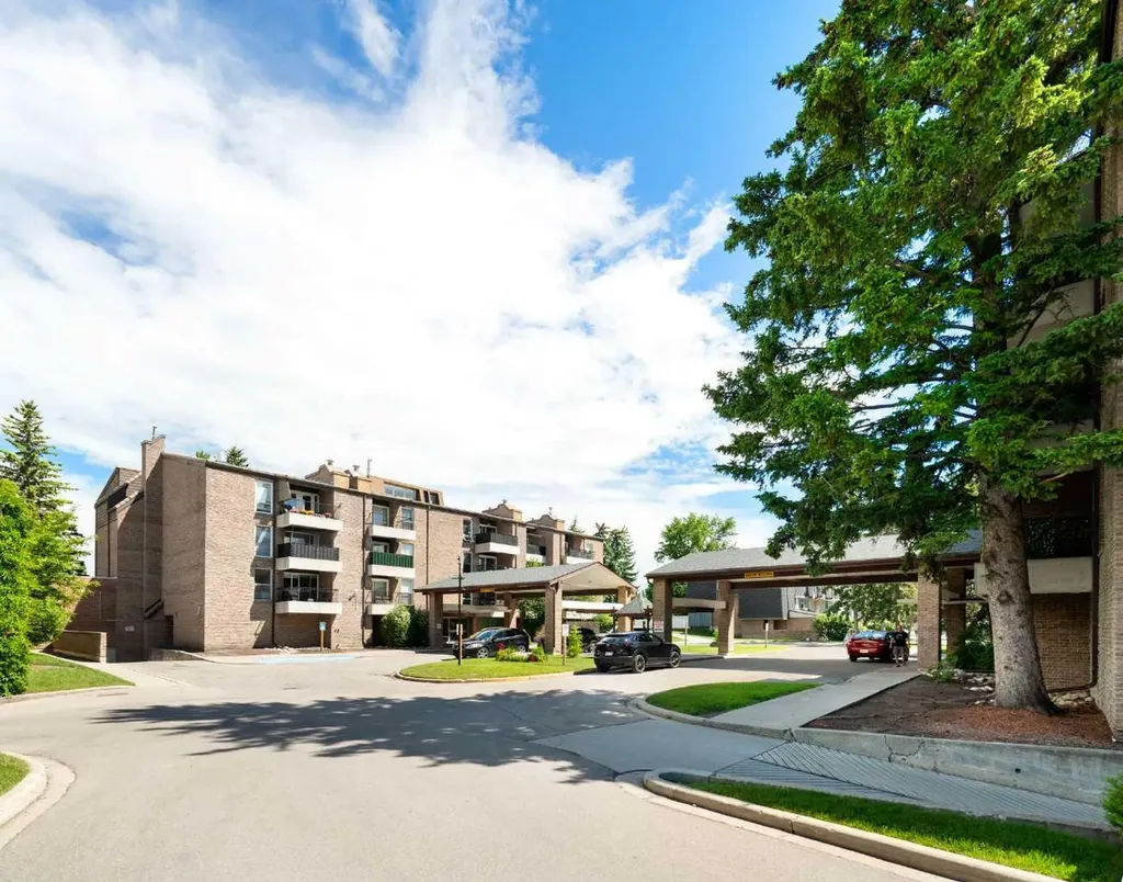 202 Braeglen Close SW Calgary AB T2W 2B1