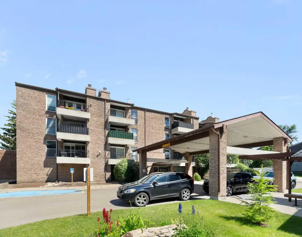 202 Braeglen Close SW Calgary AB T2W 2B1
