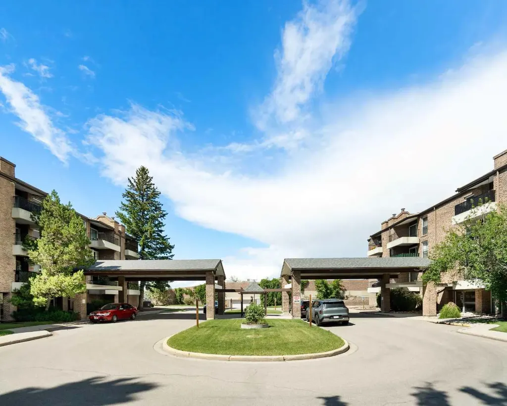 202 Braeglen Close SW Calgary AB T2W 2B1