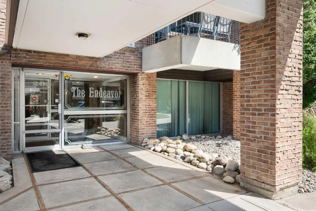 202 Braeglen Close SW Calgary AB T2W 2B1