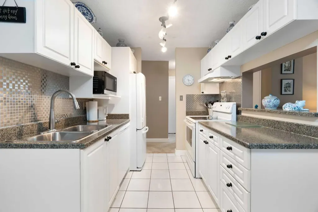 202 Braeglen Close SW Calgary AB T2W 2B1