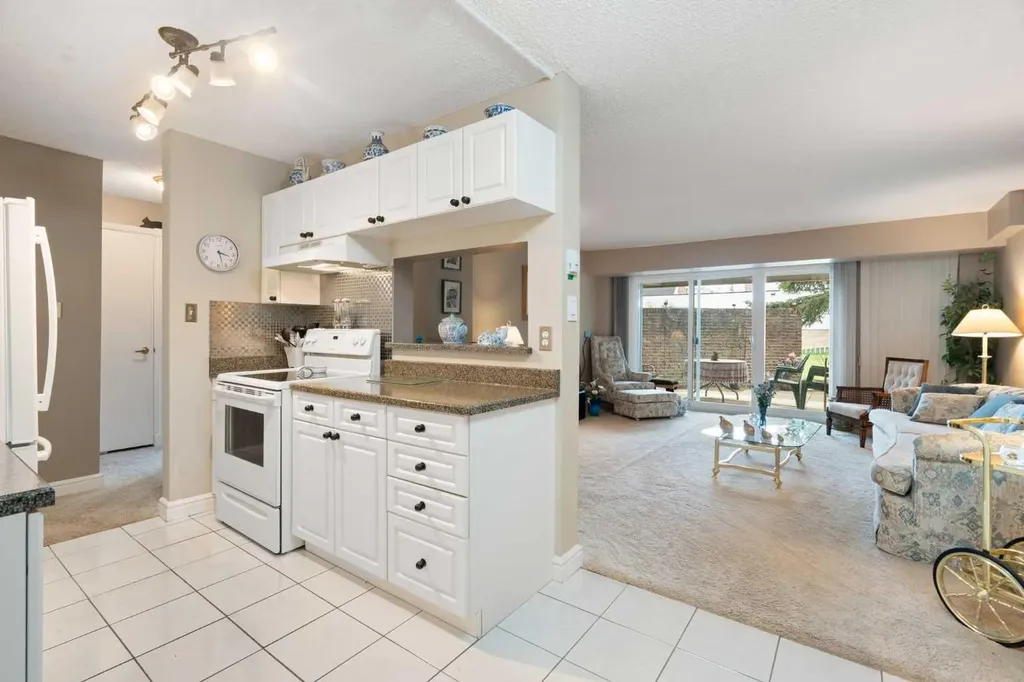 202 Braeglen Close SW Calgary AB T2W 2B1
