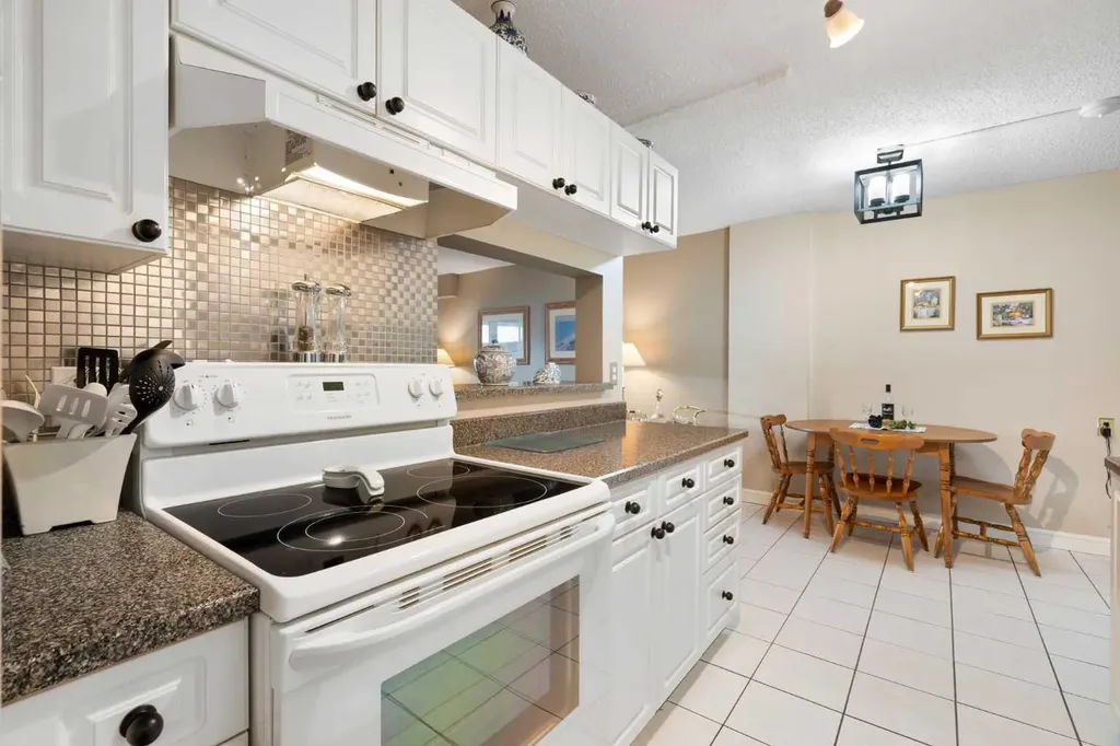 202 Braeglen Close SW Calgary AB T2W 2B1