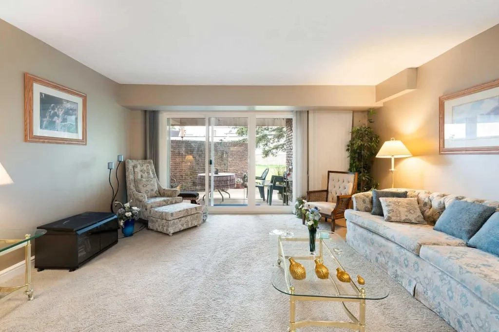 202 Braeglen Close SW Calgary AB T2W 2B1