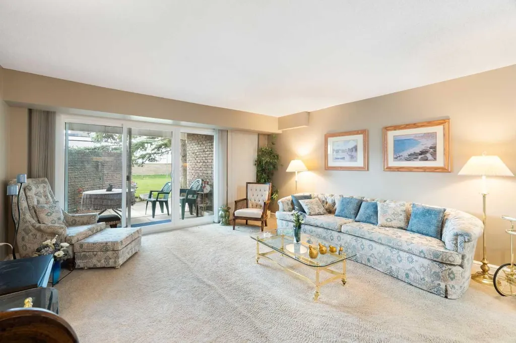 202 Braeglen Close SW Calgary AB T2W 2B1