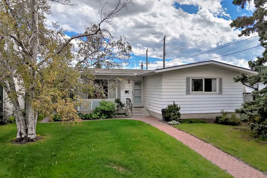 5804 Lodge Crescent SW Calgary AB T3E 5Y7