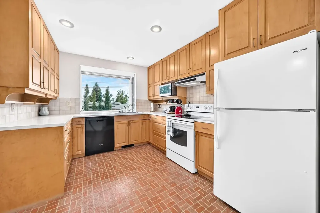 5804 Lodge Crescent SW Calgary AB T3E 5Y7