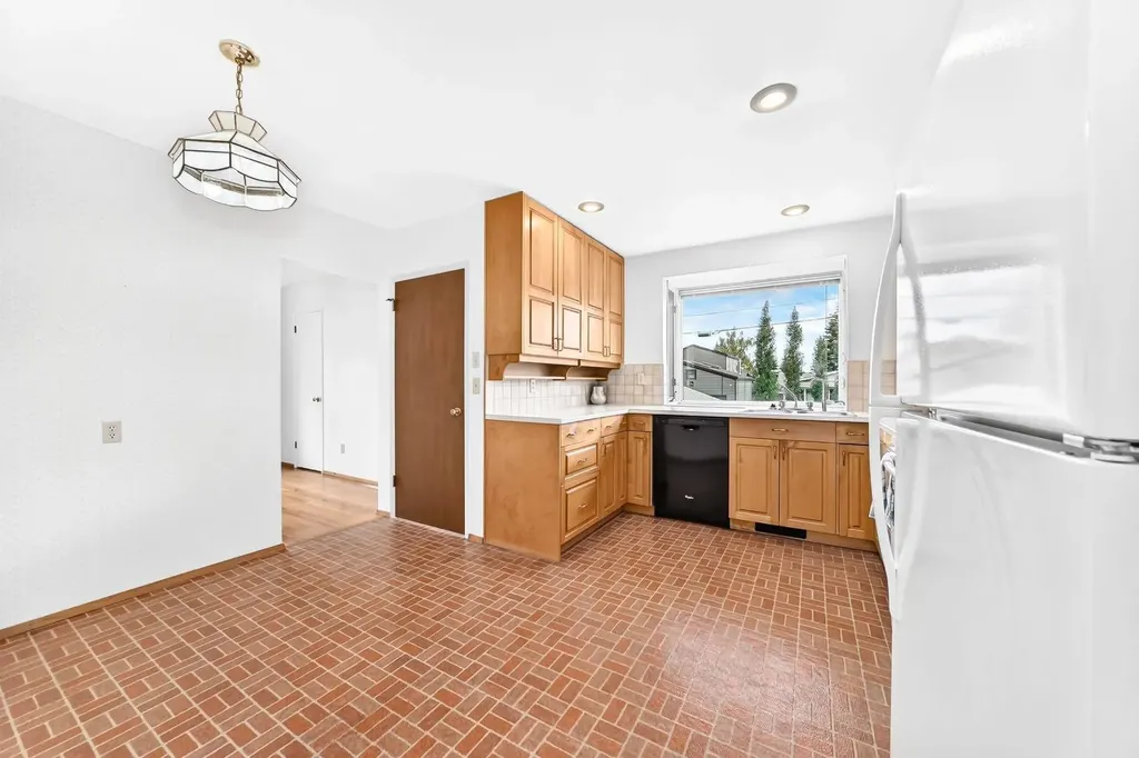 5804 Lodge Crescent SW Calgary AB T3E 5Y7
