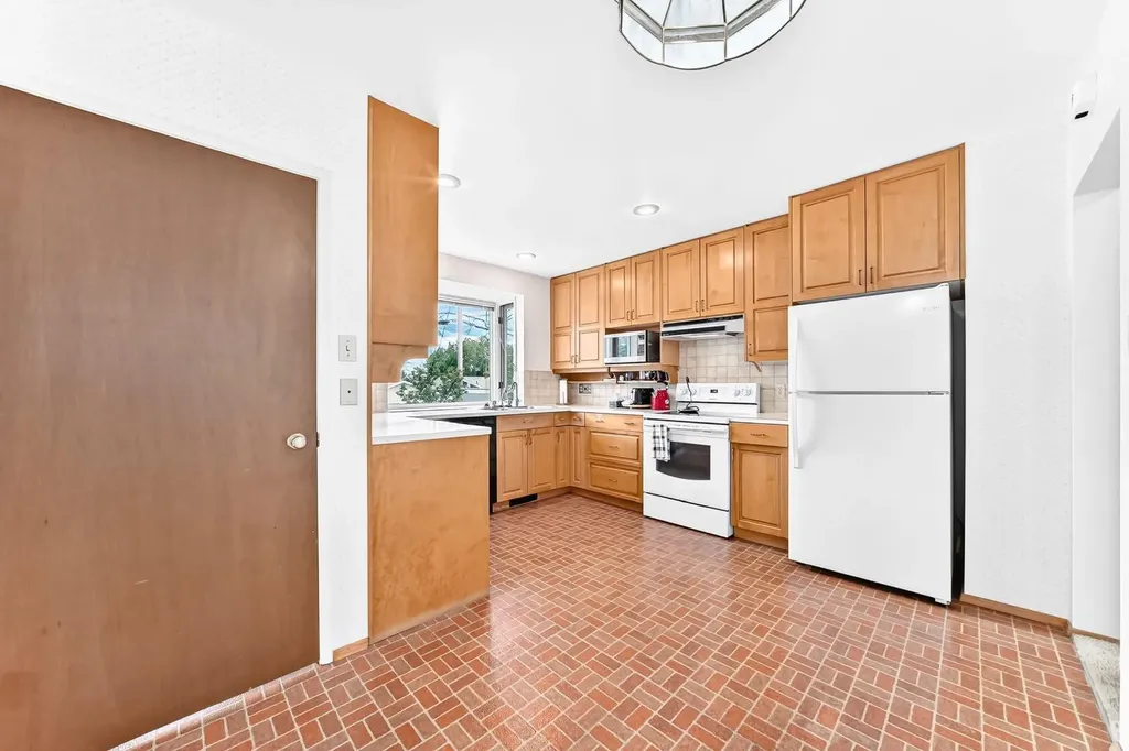5804 Lodge Crescent SW Calgary AB T3E 5Y7