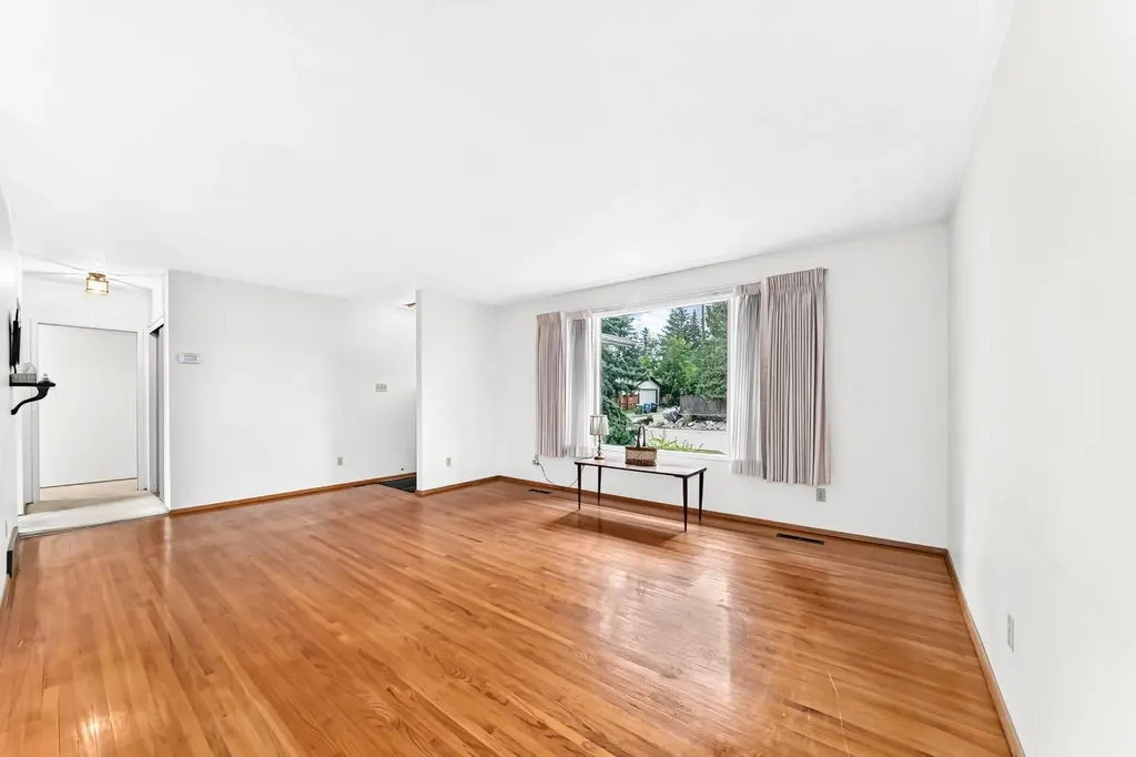 5804 Lodge Crescent SW Calgary AB T3E 5Y7