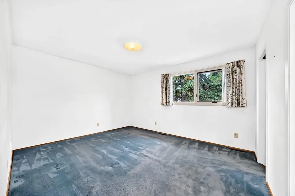 5804 Lodge Crescent SW Calgary AB T3E 5Y7