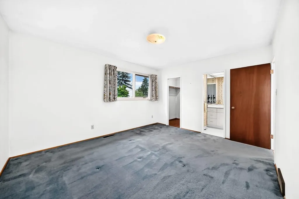 5804 Lodge Crescent SW Calgary AB T3E 5Y7