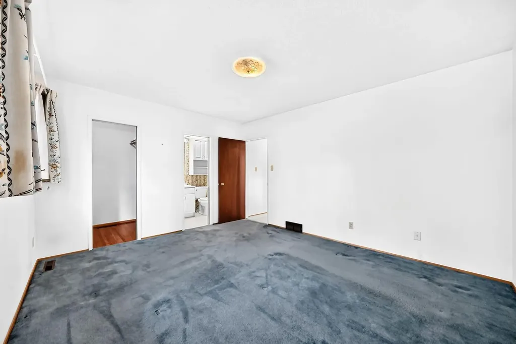 5804 Lodge Crescent SW Calgary AB T3E 5Y7