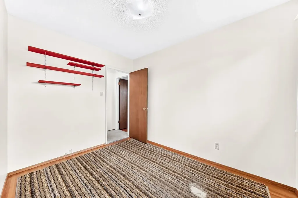 5804 Lodge Crescent SW Calgary AB T3E 5Y7