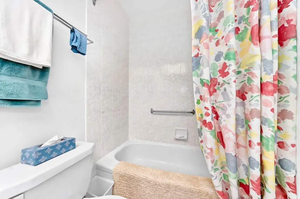 5804 Lodge Crescent SW Calgary AB T3E 5Y7