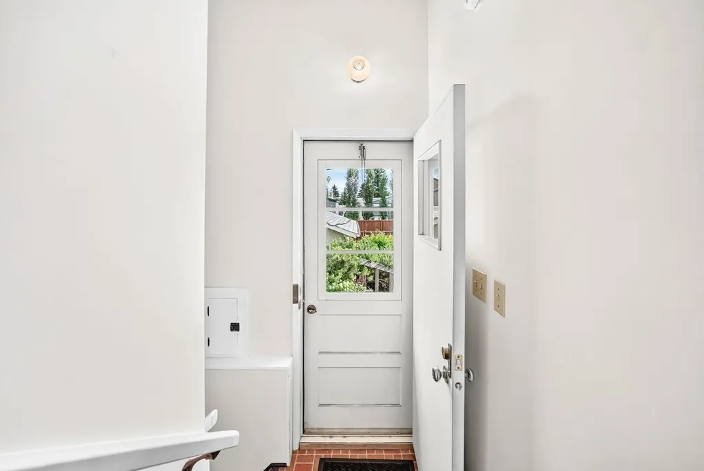 5804 Lodge Crescent SW Calgary AB T3E 5Y7