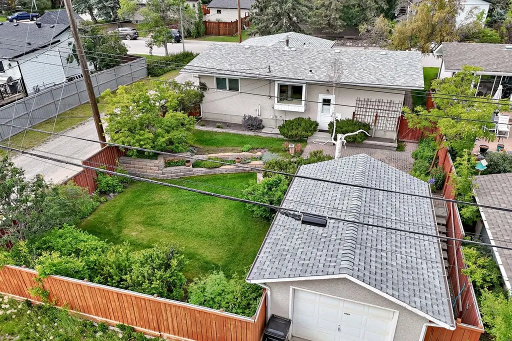 5804 Lodge Crescent SW Calgary AB T3E 5Y7