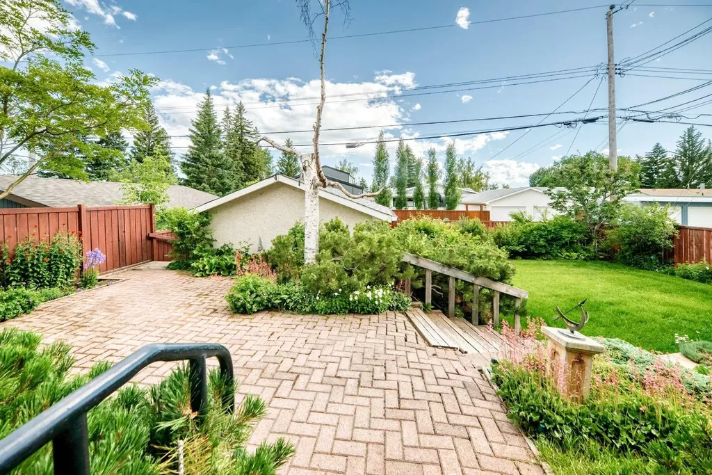 5804 Lodge Crescent SW Calgary AB T3E 5Y7