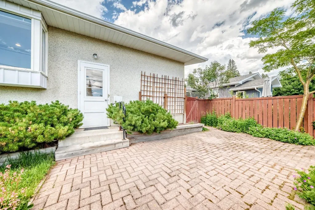 5804 Lodge Crescent SW Calgary AB T3E 5Y7