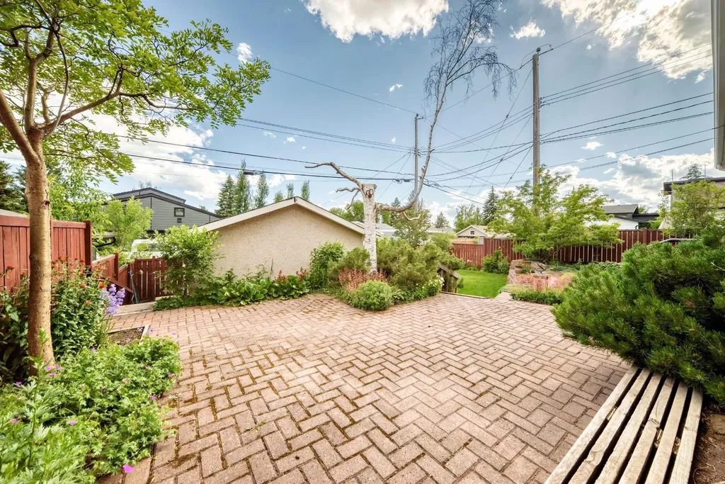 5804 Lodge Crescent SW Calgary AB T3E 5Y7