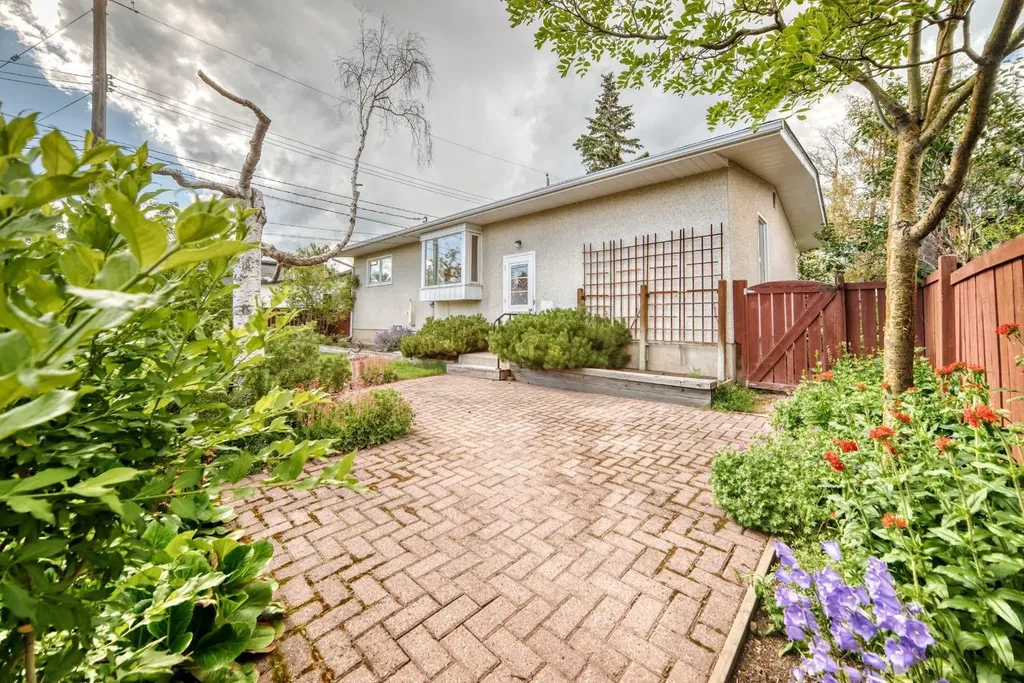 5804 Lodge Crescent SW Calgary AB T3E 5Y7