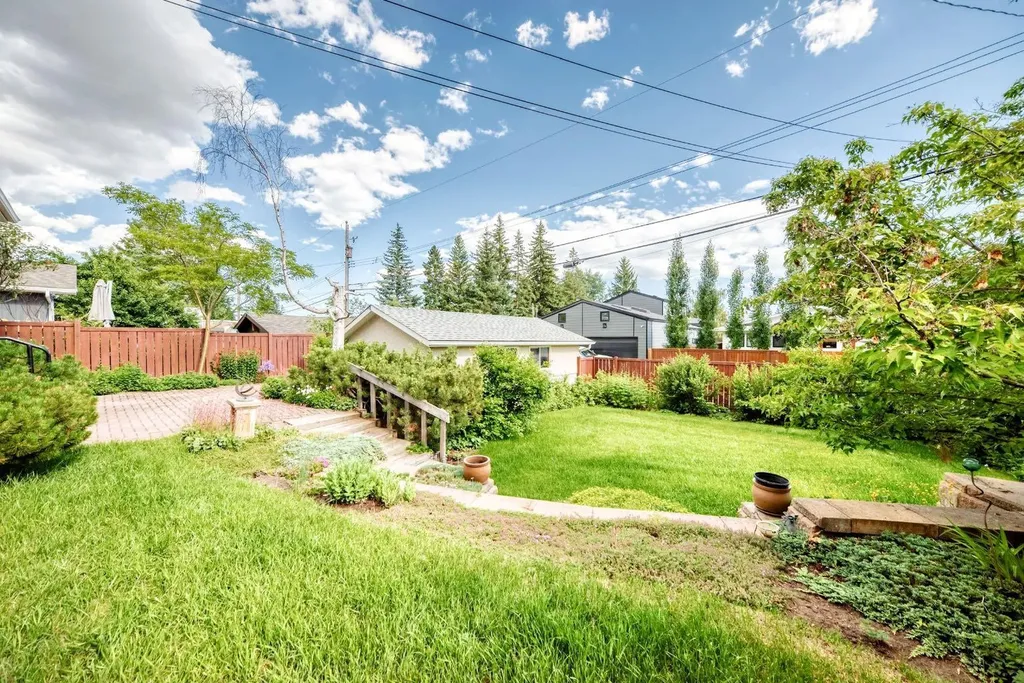 5804 Lodge Crescent SW Calgary AB T3E 5Y7