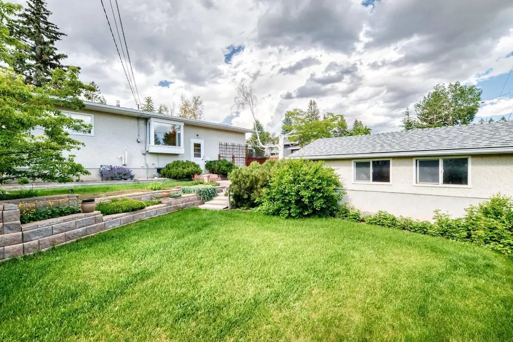 5804 Lodge Crescent SW Calgary AB T3E 5Y7