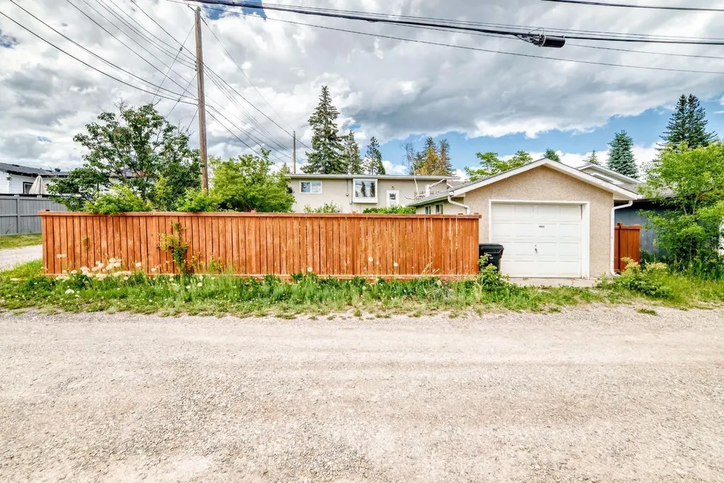 5804 Lodge Crescent SW Calgary AB T3E 5Y7
