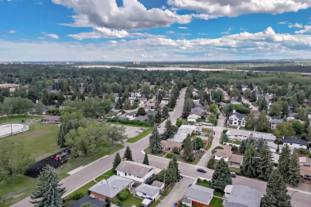 5804 Lodge Crescent SW Calgary AB T3E 5Y7