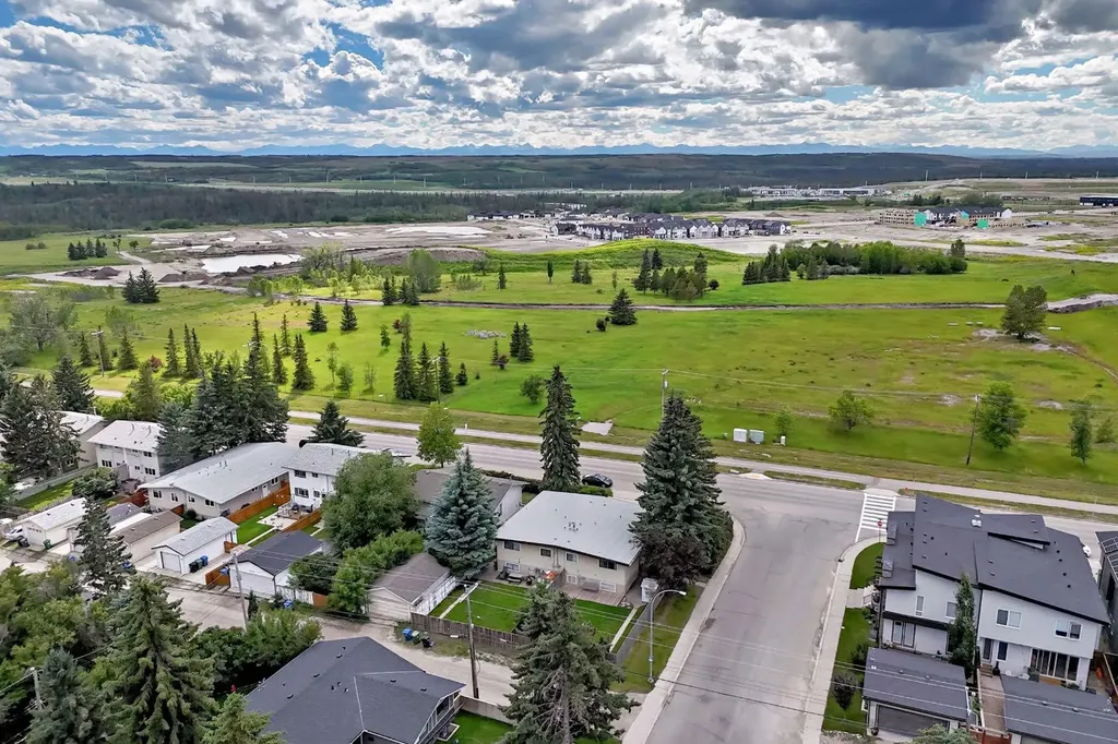 5804 Lodge Crescent SW Calgary AB T3E 5Y7