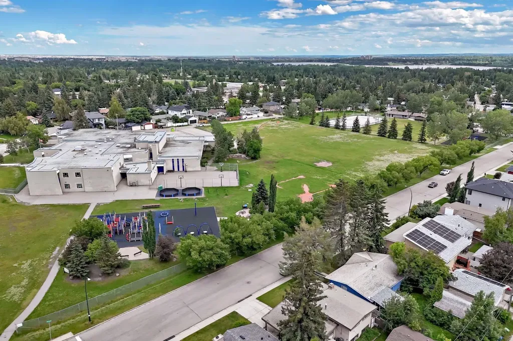 5804 Lodge Crescent SW Calgary AB T3E 5Y7