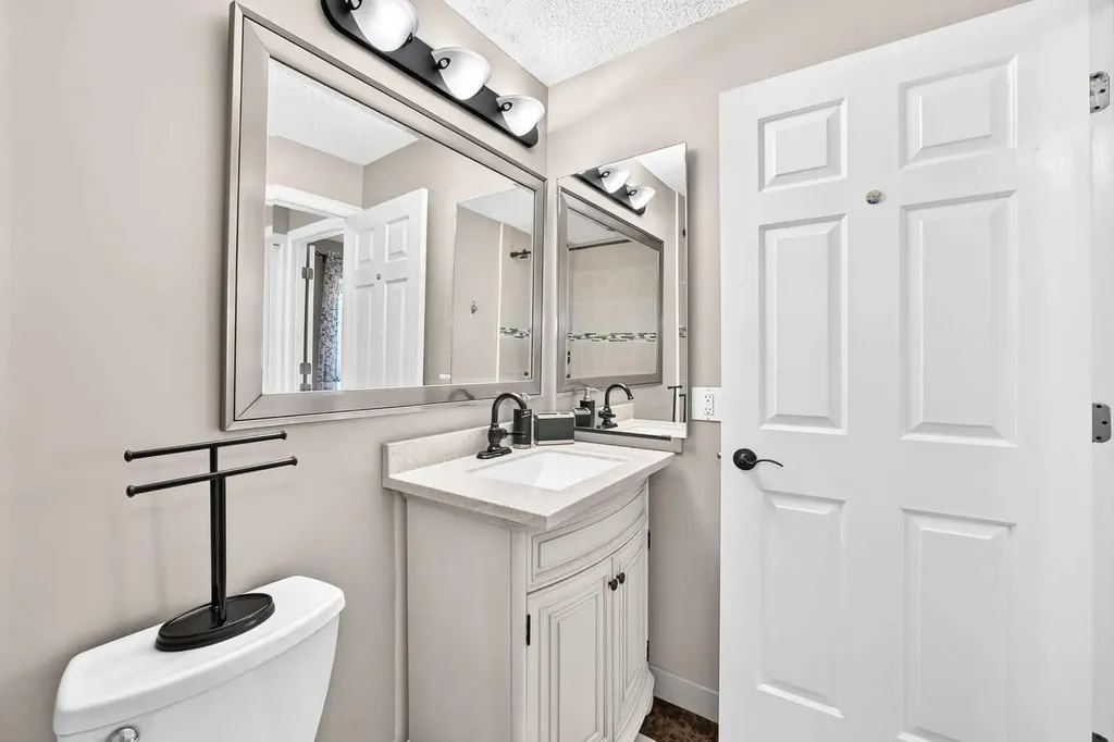 448 Strathcona Drive SW Calgary AB T5H 1M3