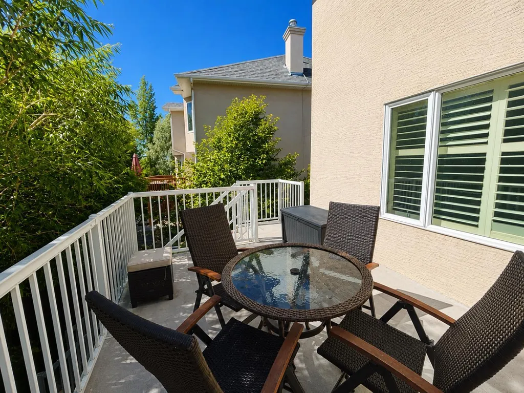 513 Sierra Madre Court SW Calgary AB T3H 3H5