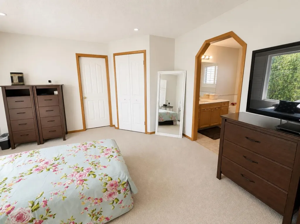 513 Sierra Madre Court SW Calgary AB T3H 3H5