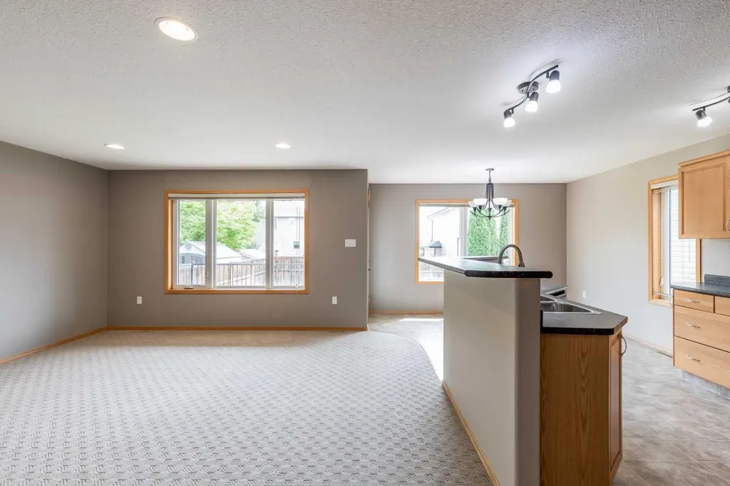 55 Vista Close SE Medicine Hat AB T1B 0A9